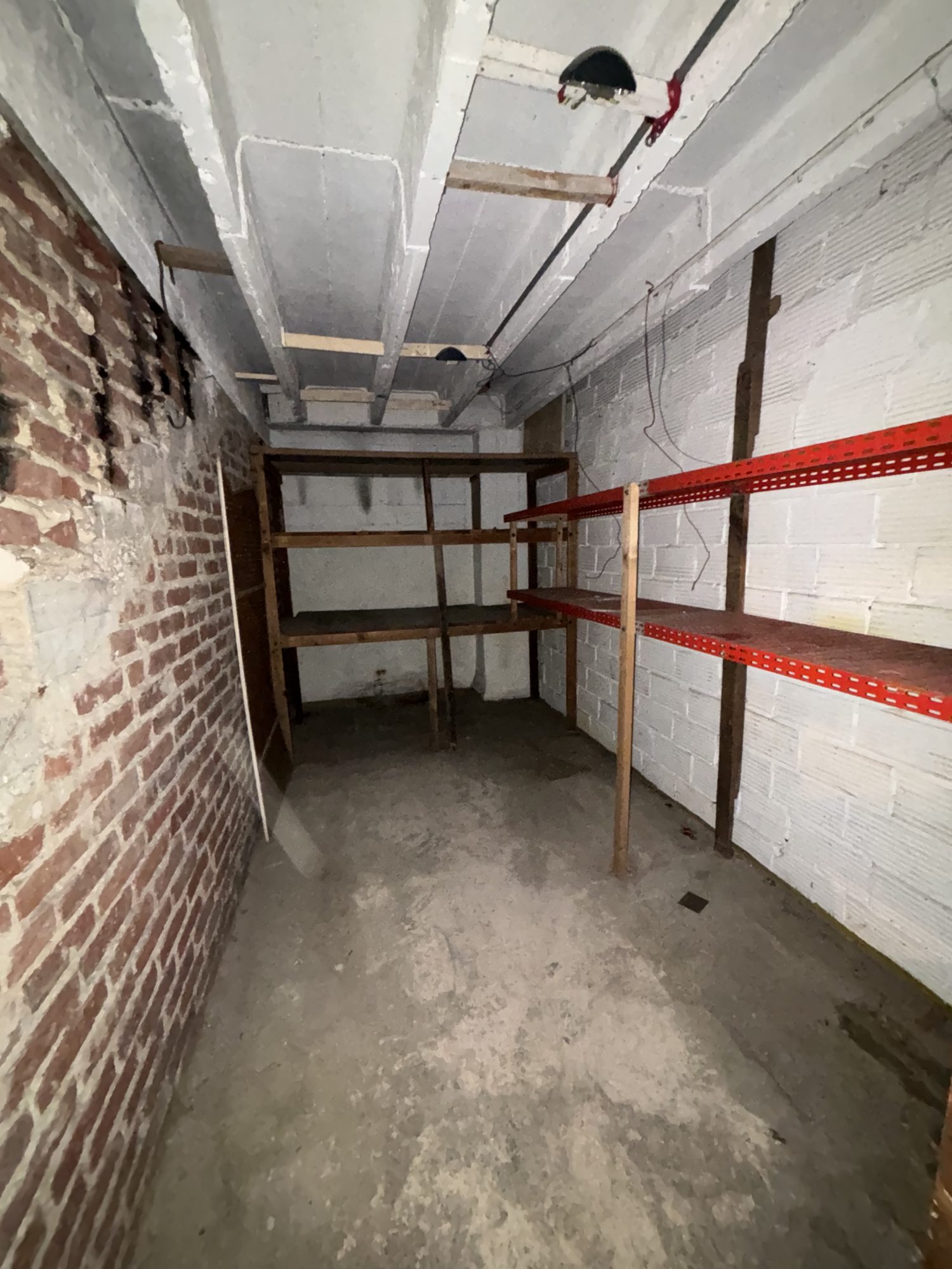 
                                                                            CAVE – rue des galions