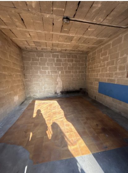 
                                                                            Garage fermé